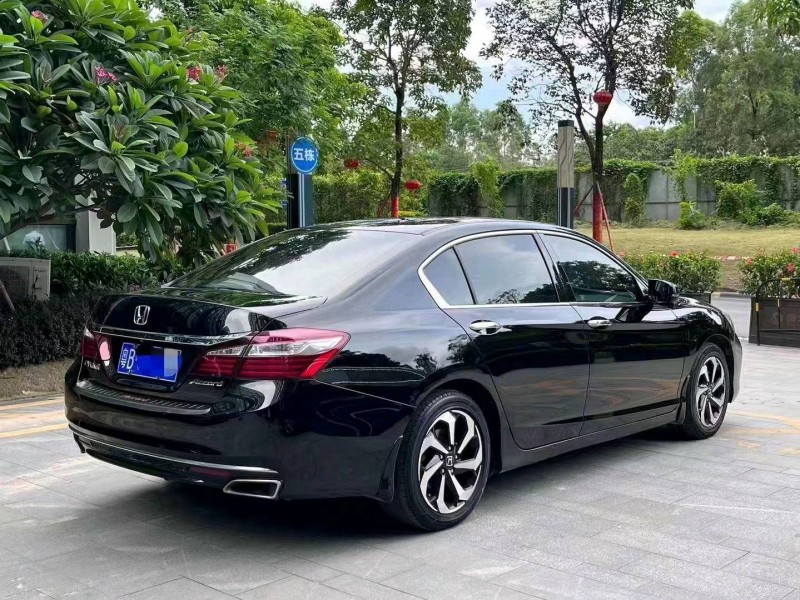 珠海17年本田雅阁7