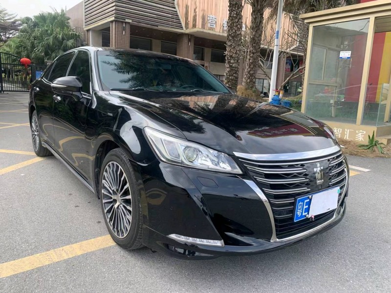 佛山19年丰田皇冠3