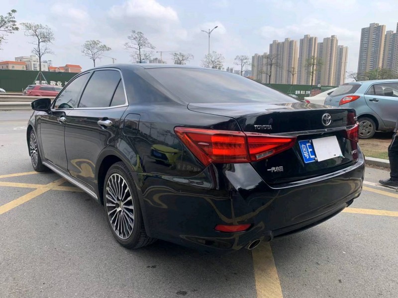 佛山19年丰田皇冠5