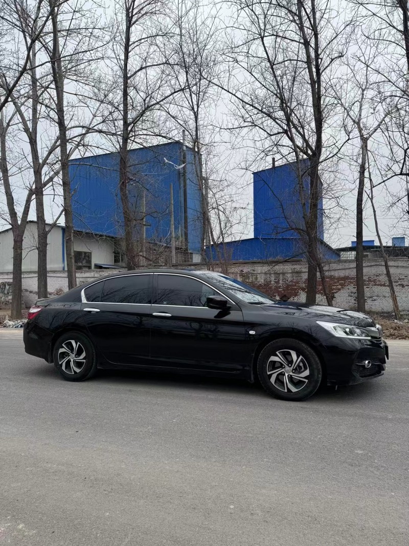 菏泽17年本田雅阁2