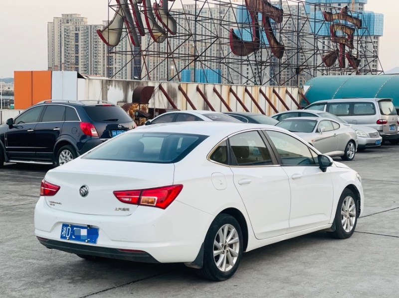 东莞17年别克威朗7