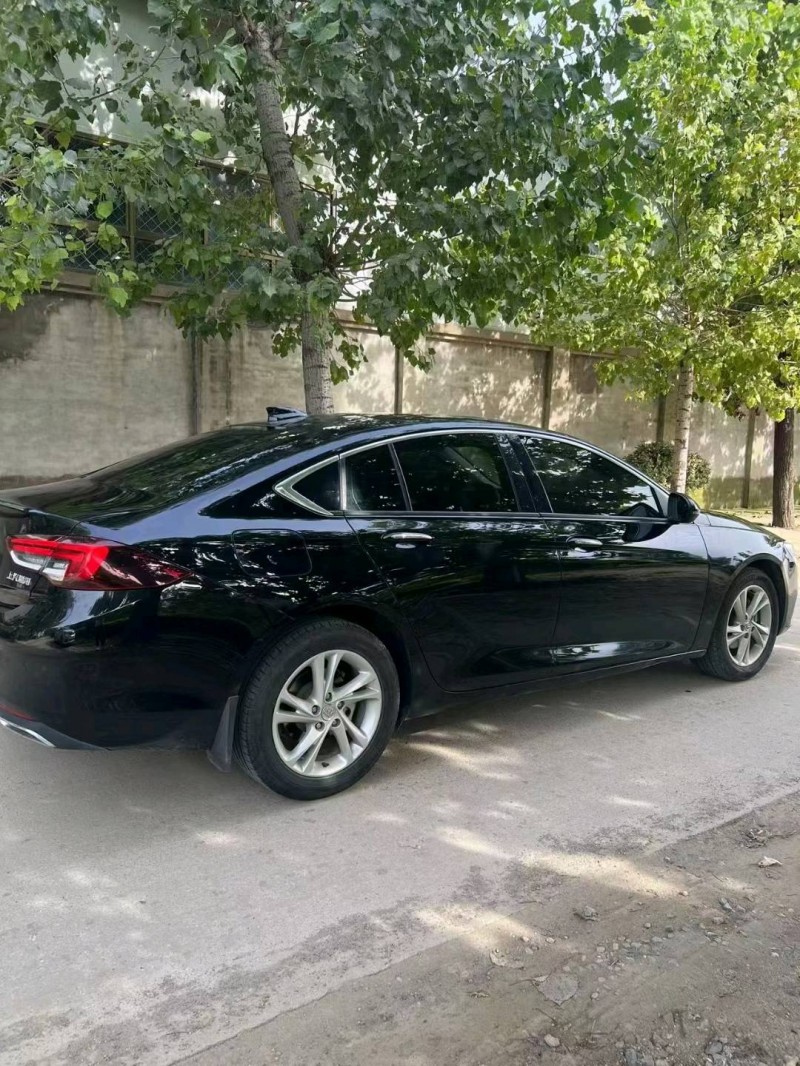 保定21年别克君威8