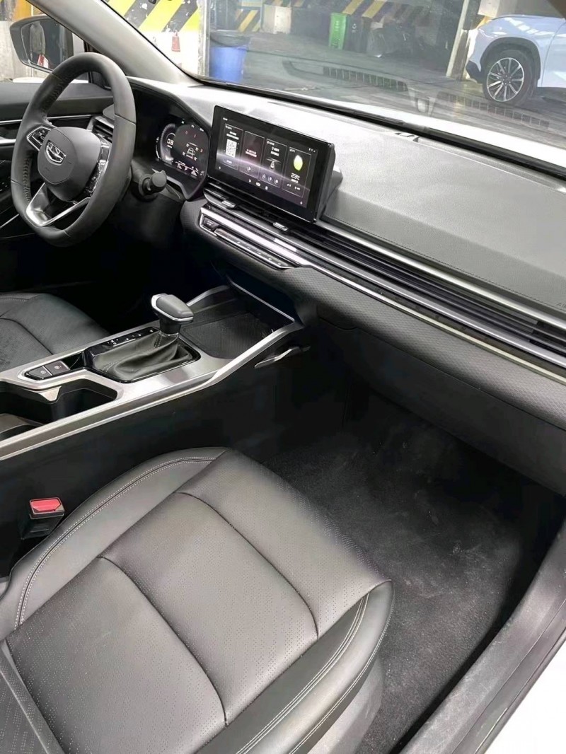 成都22年吉利帝豪8