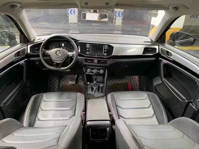 成都20年大众探岳8