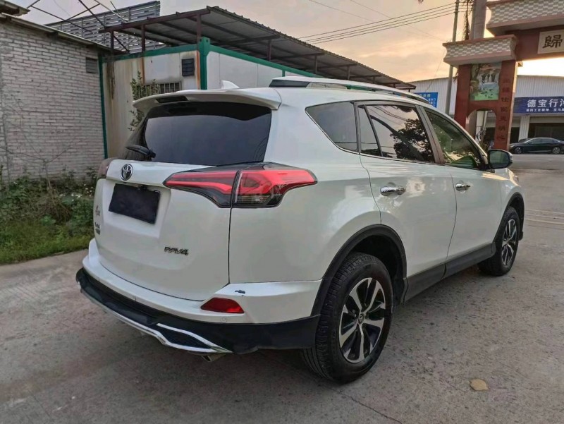 深圳18年丰田RAV4荣放4