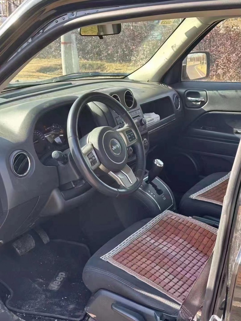 济宁15年Jeep自由客8