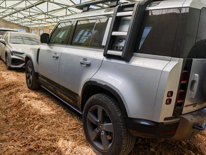 青岛21年路虎卫士6