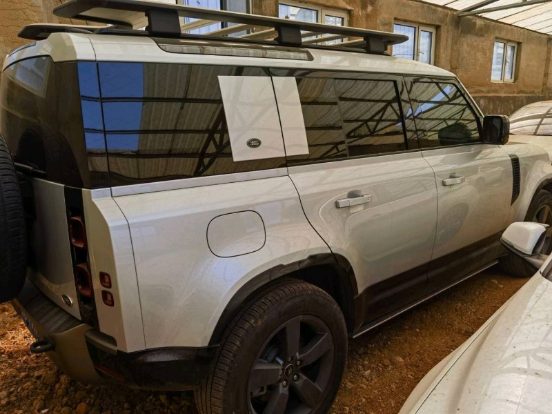 青岛21年路虎卫士9