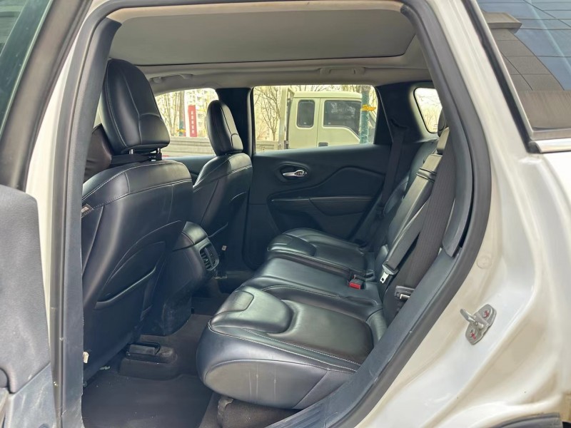 济宁18年Jeep自由光7