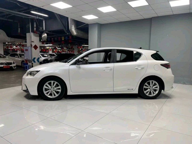 成都14年雷克萨斯CT2