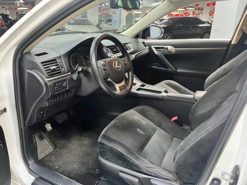 成都14年雷克萨斯CT4