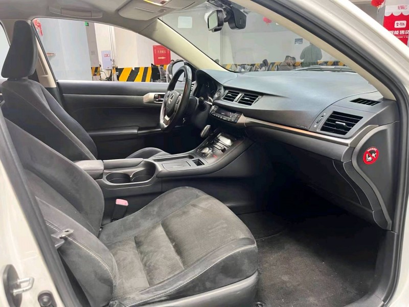 成都14年雷克萨斯CT8