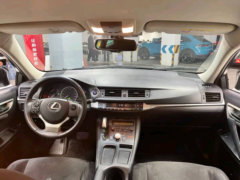 成都14年雷克萨斯CT9