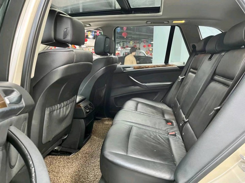 成都12年宝马X57