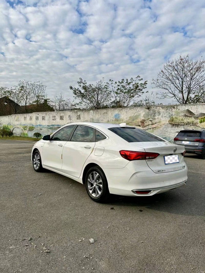 珠海22年别克威朗5