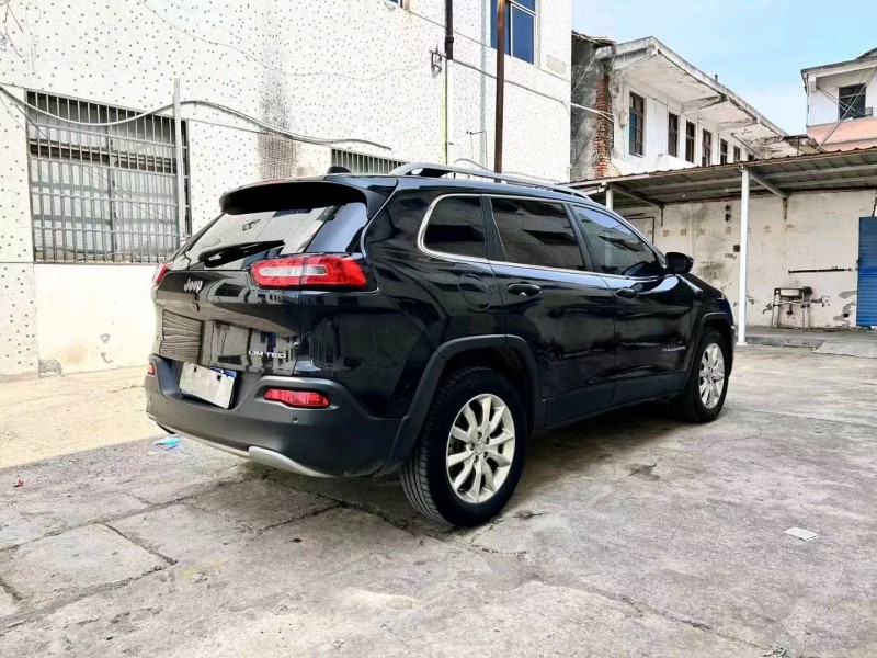 嘉興15年Jeep自由光4