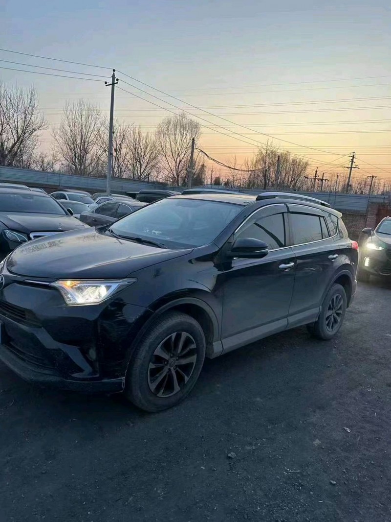 長治17年豐田RAV4榮放2