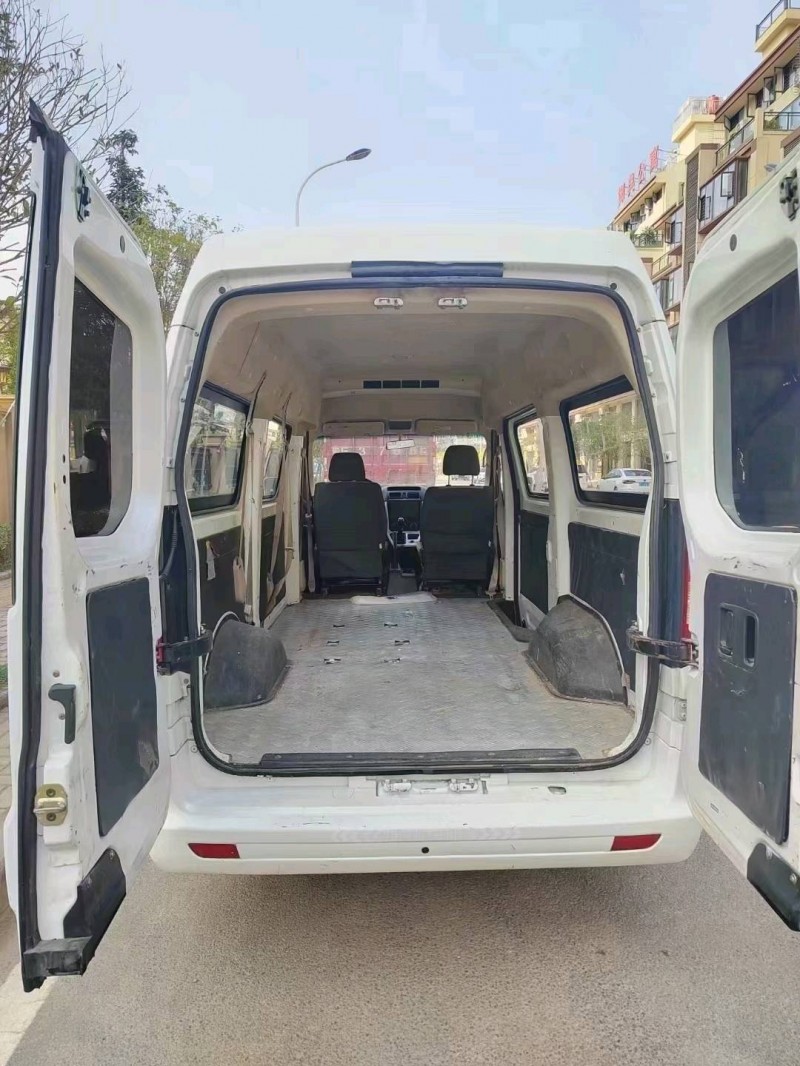 黔西南19年長安汽車睿行8