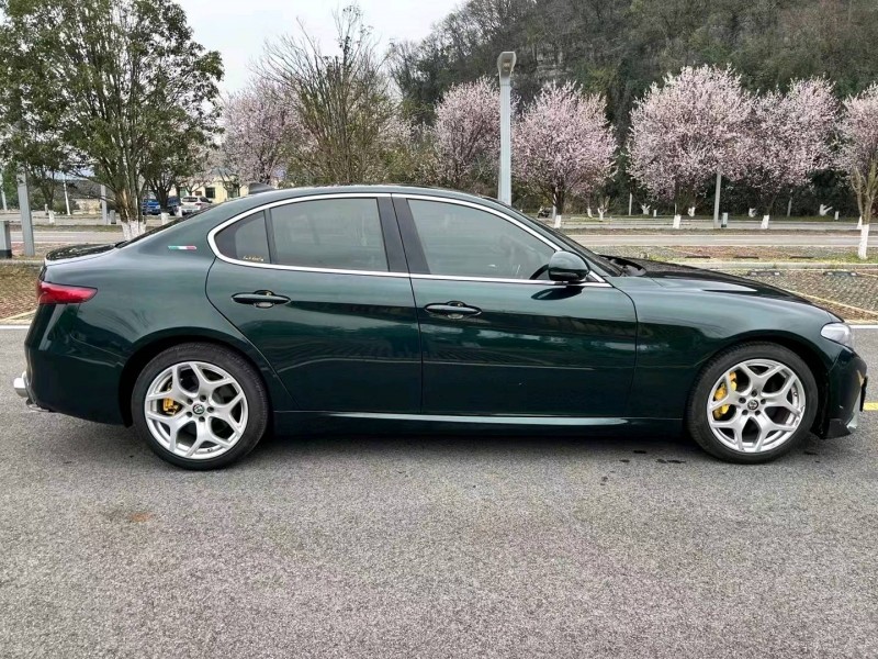 遵義20年阿爾法·羅密歐Giulia7