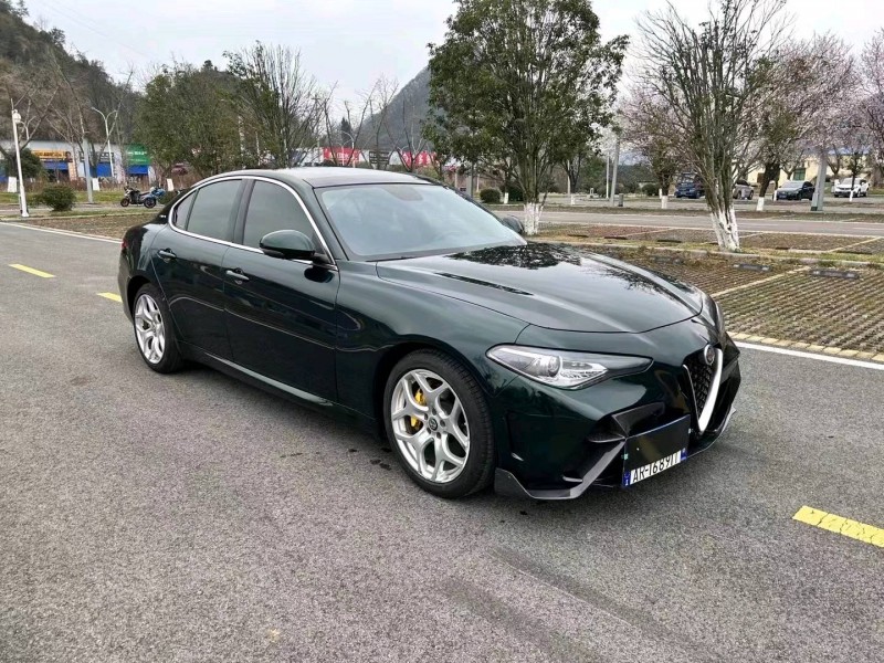 遵義20年阿爾法·羅密歐Giulia8