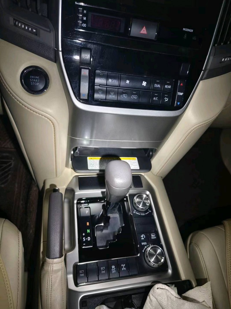 成都19年丰田兰德酷路泽4