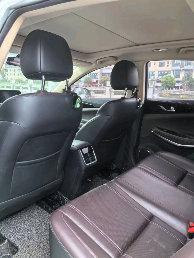 成都19年长安汽车睿驰CC5