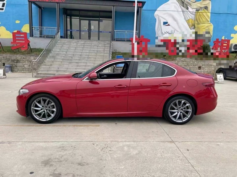 济宁17年阿尔法·罗密欧Giulia3
