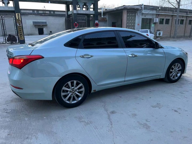 保定15年现代名图5