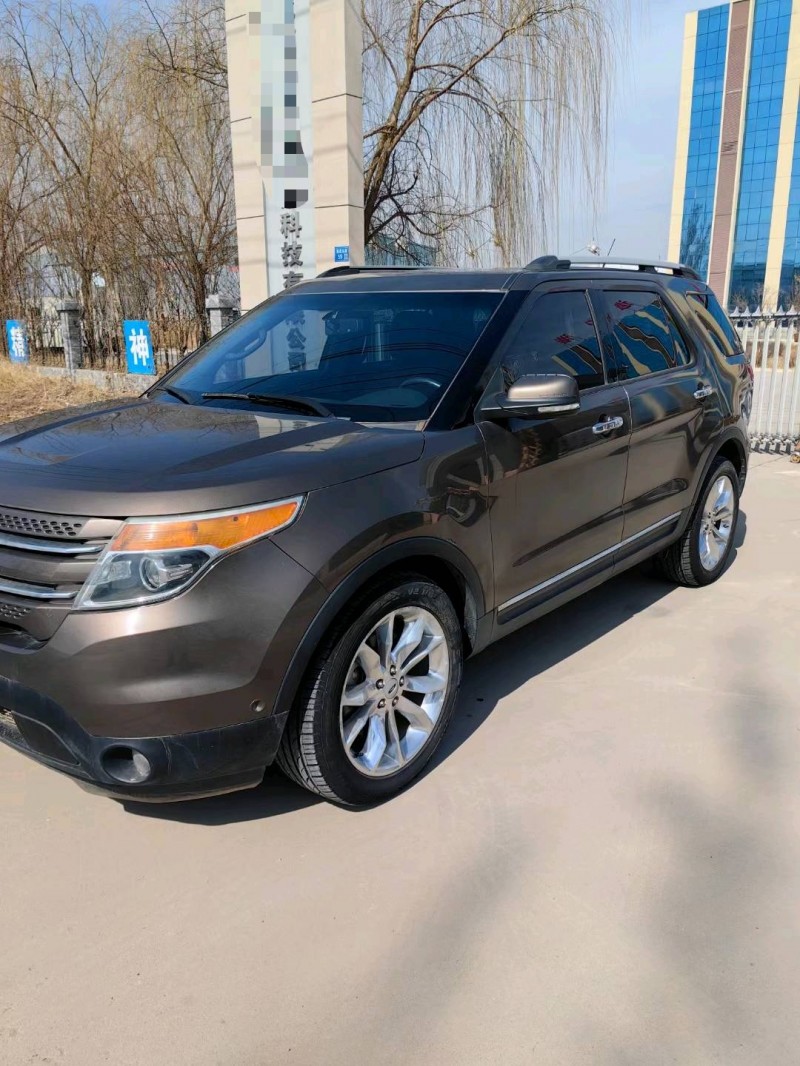 保定15年福特探险者2