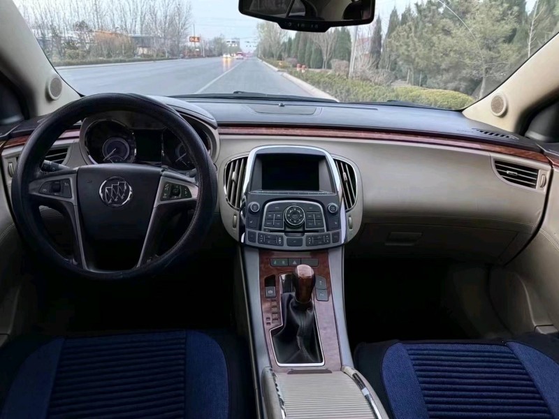 东营13年别克君越9