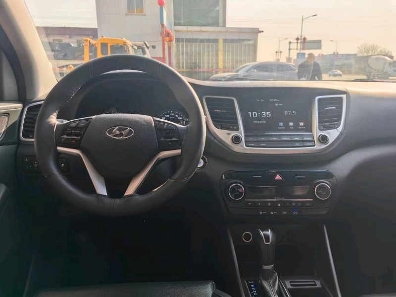 保定17年现代途胜5