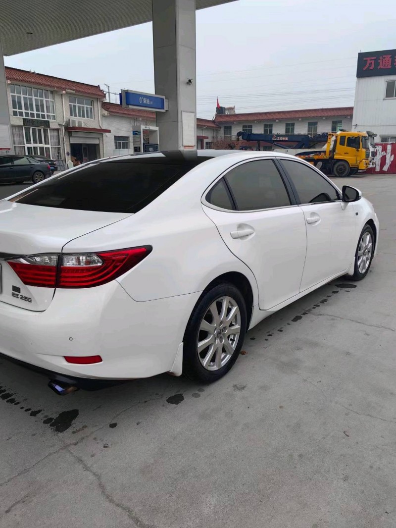 保定13年雷克萨斯ES7