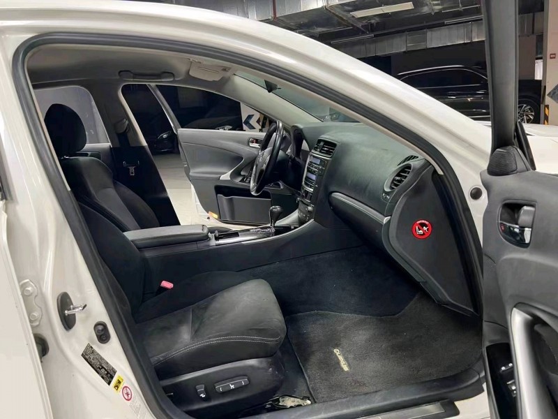 成都12年雷克萨斯IS3