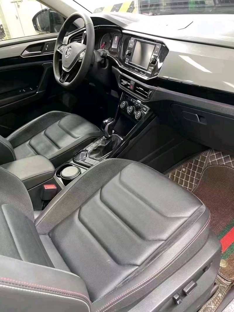 成都20年大众探岳8