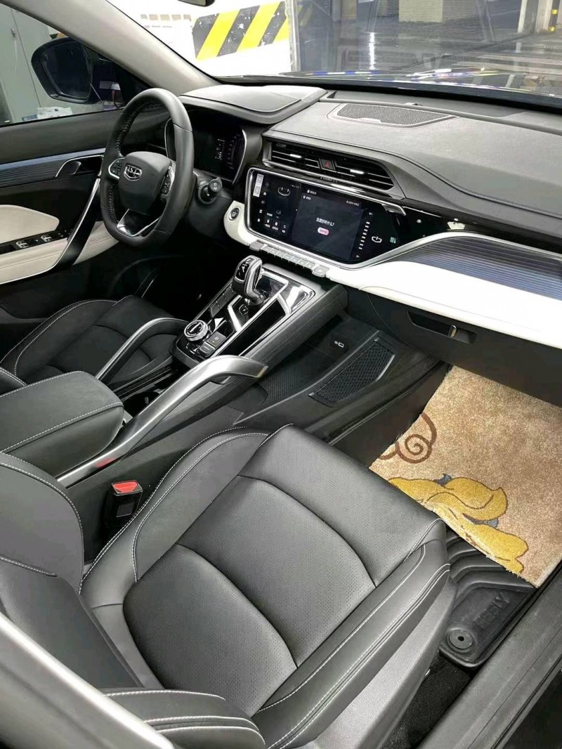 成都22年吉利博越8