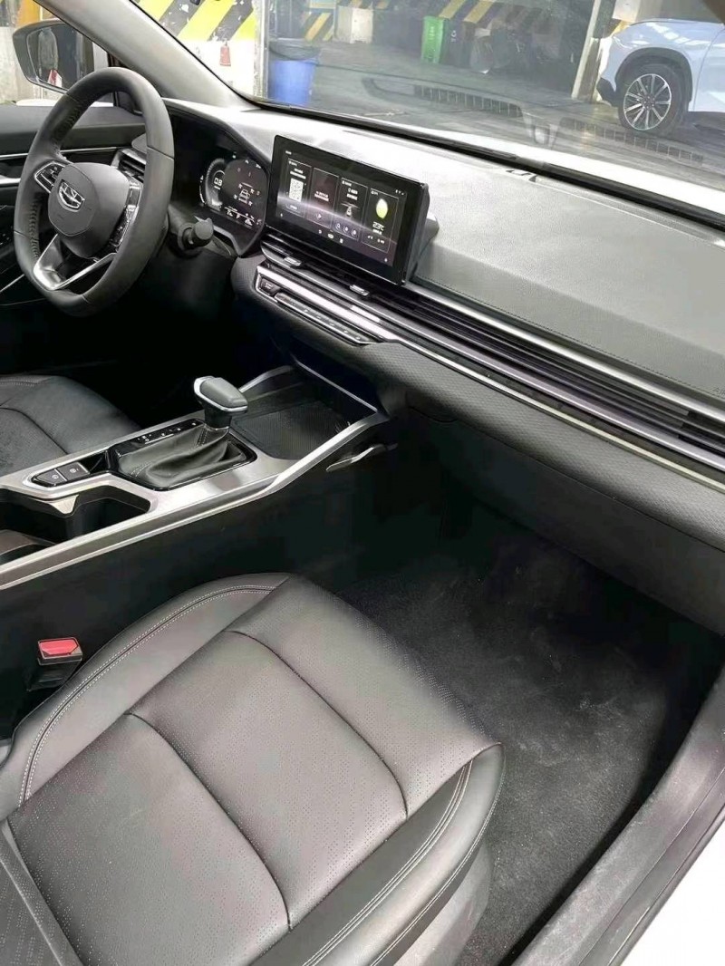 成都22年吉利帝豪8