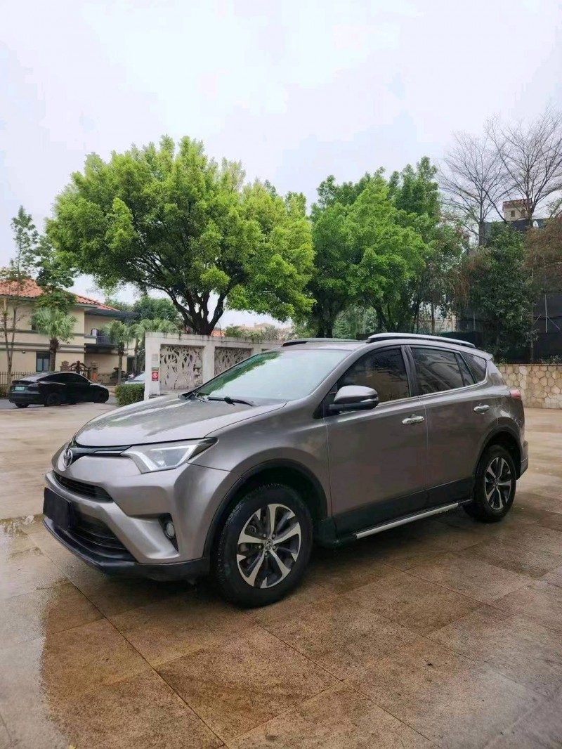 东莞17年丰田RAV43