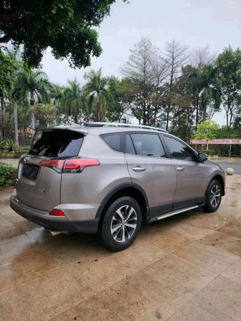 东莞17年丰田RAV49
