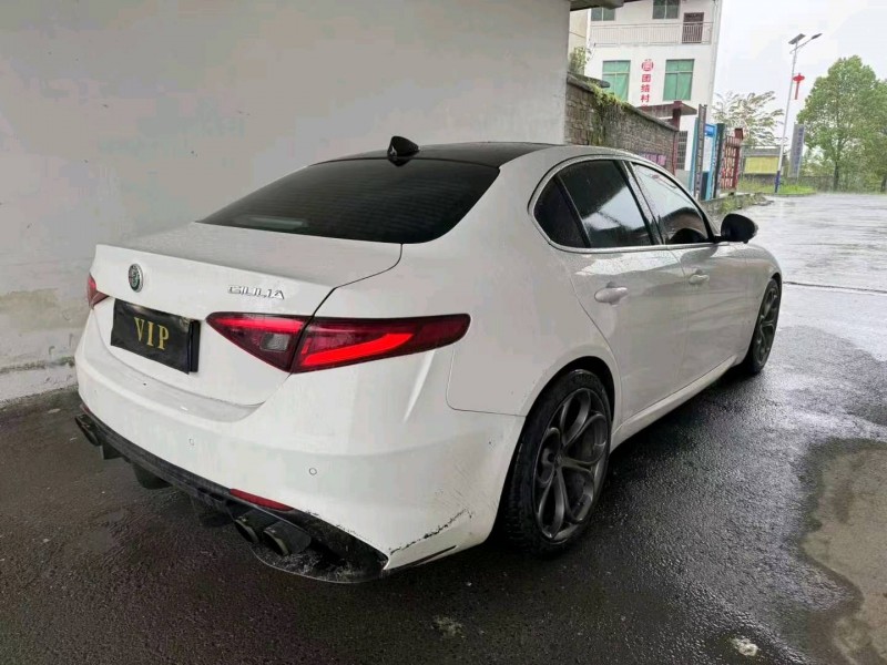 邵阳19年阿尔法·罗密欧Giulia8