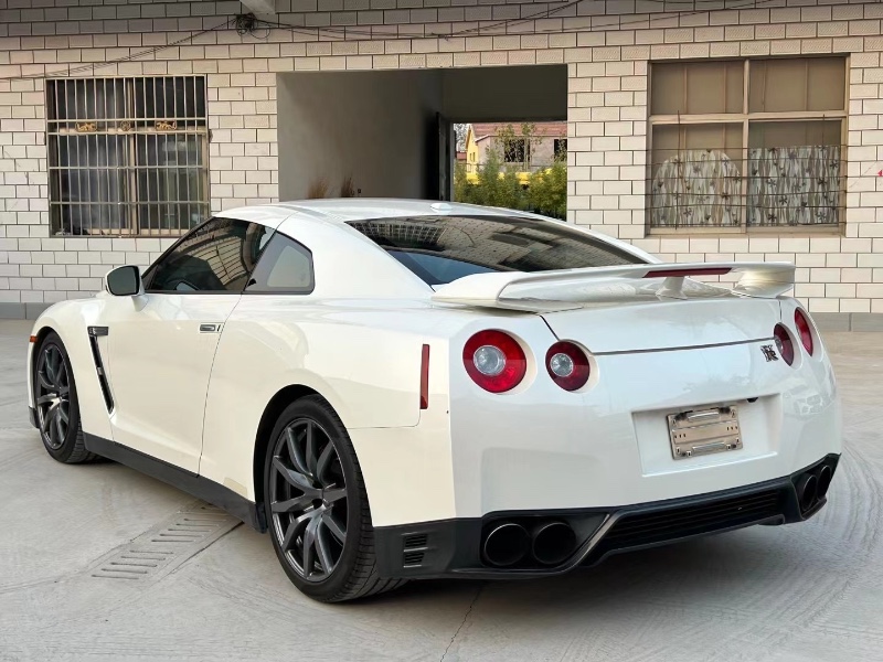 济宁13年日产GT-R5