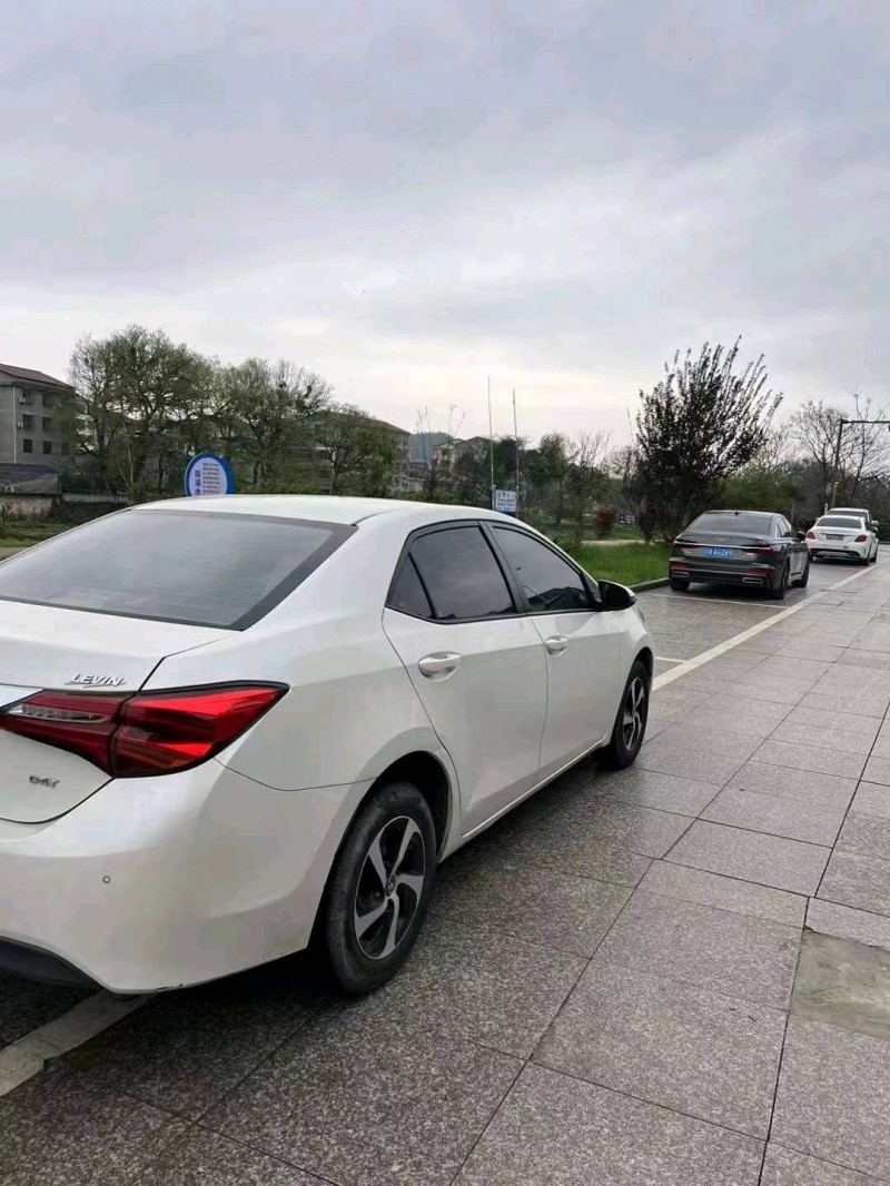 济南17年丰田雷凌6