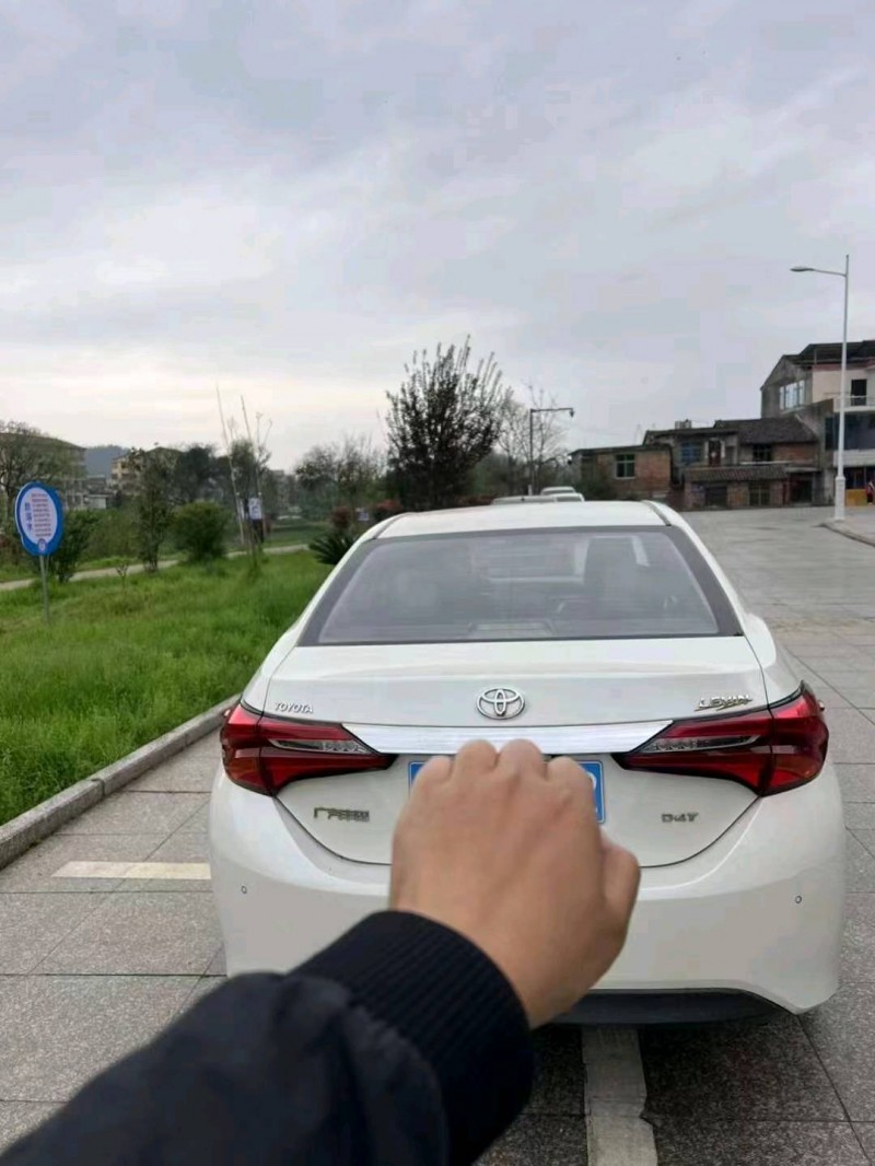 济南17年丰田雷凌8