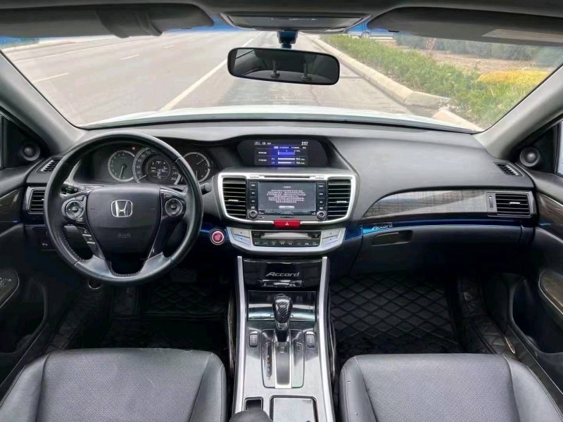 青岛15年本田雅阁4