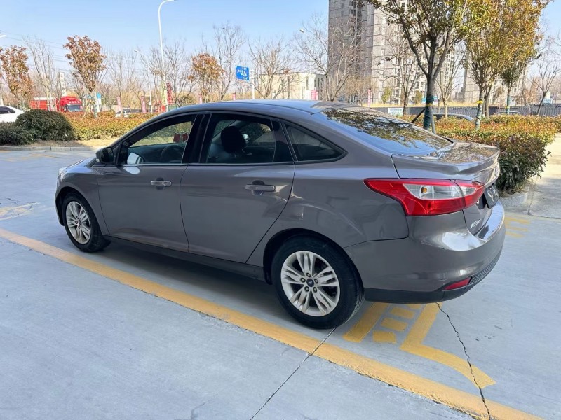 济宁15年福特福克斯5