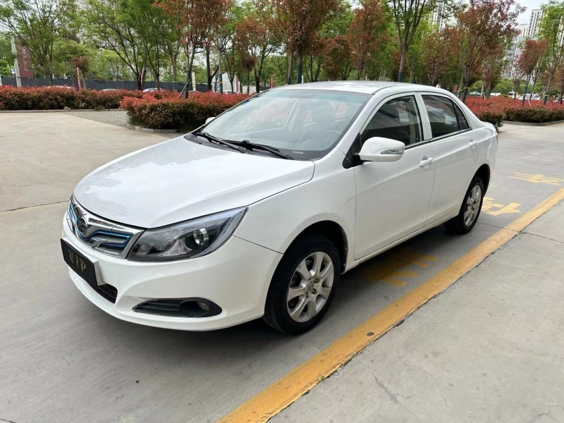 济宁17年比亚迪E52