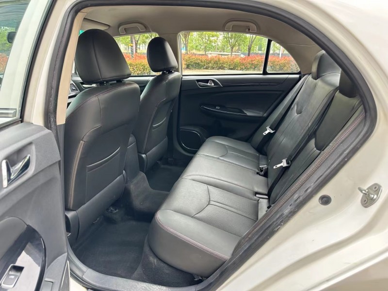 济宁17年比亚迪E56