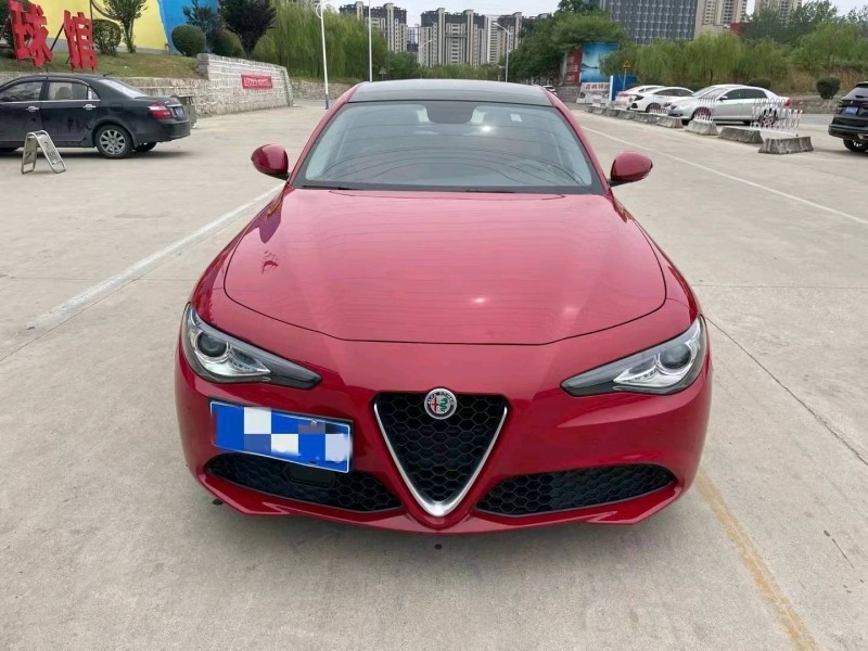 济宁17年阿尔法·罗密欧Giulia1