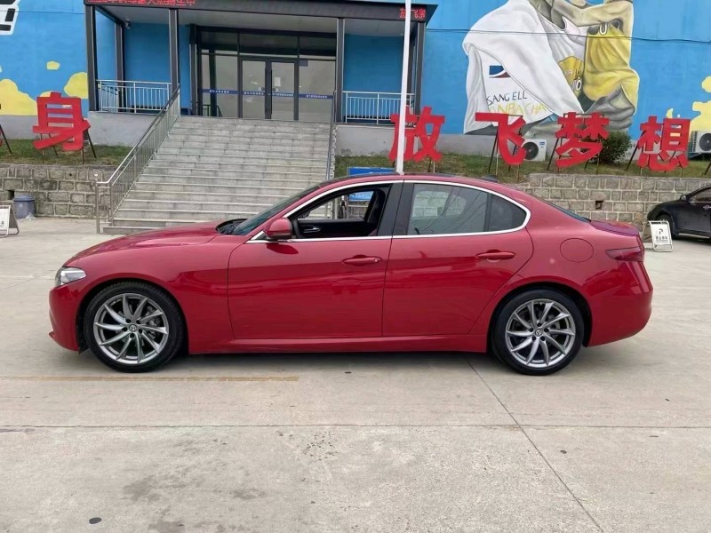 济宁17年阿尔法·罗密欧Giulia7