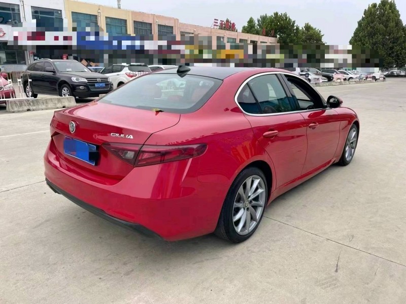 济宁17年阿尔法·罗密欧Giulia8