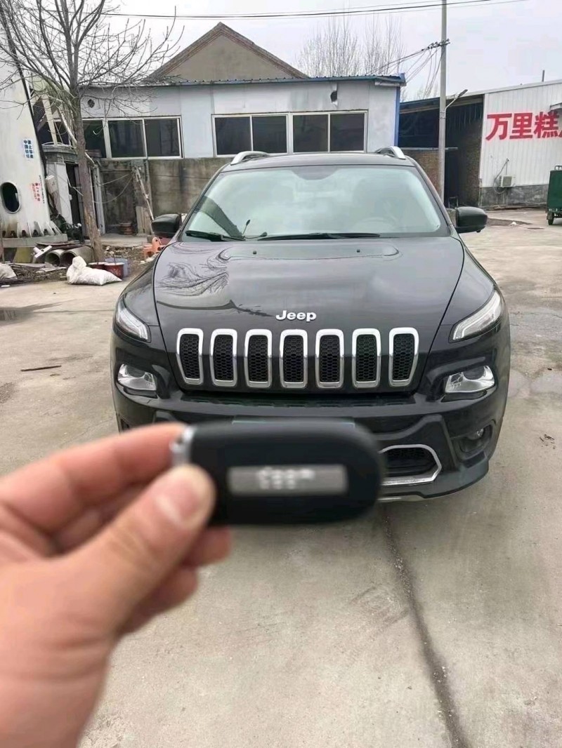 菏泽17年Jeep自由光1